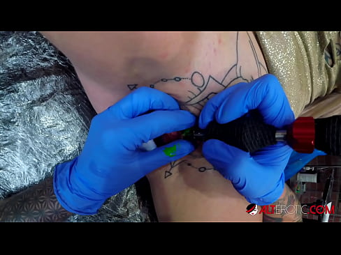 ❤️ Extreem getatoeëerde hottie Sully Savage kreeg een tatoeage op haar clitoris Just porno at us nl.pornoklinge.ru ☑